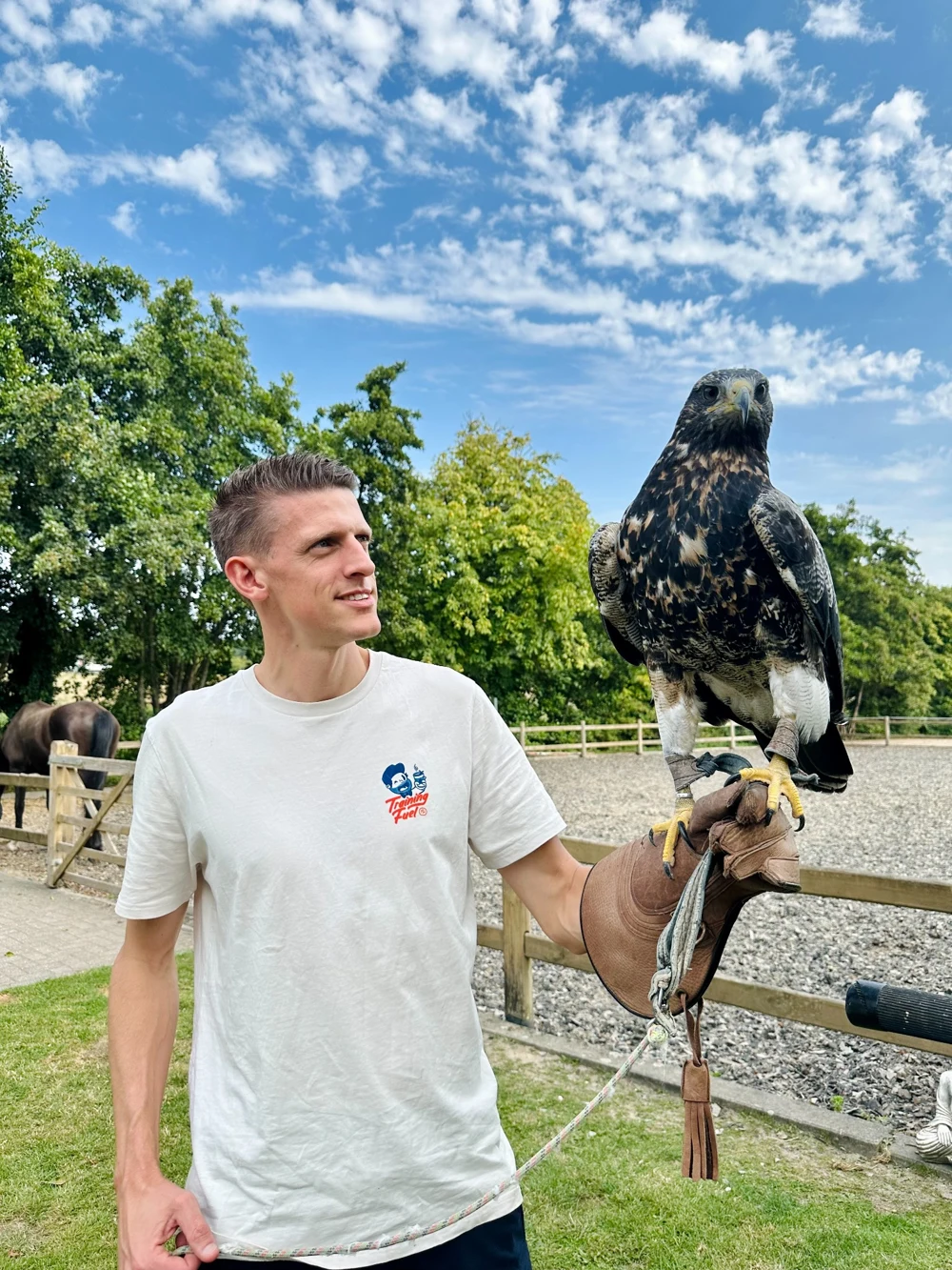Danny met een roofvogel, met aandacht voor het geheel