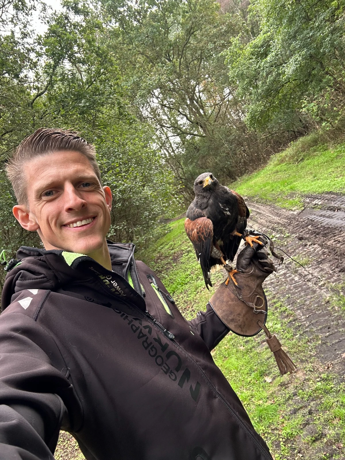 Danny buiten met een roofvogel op zijn arm